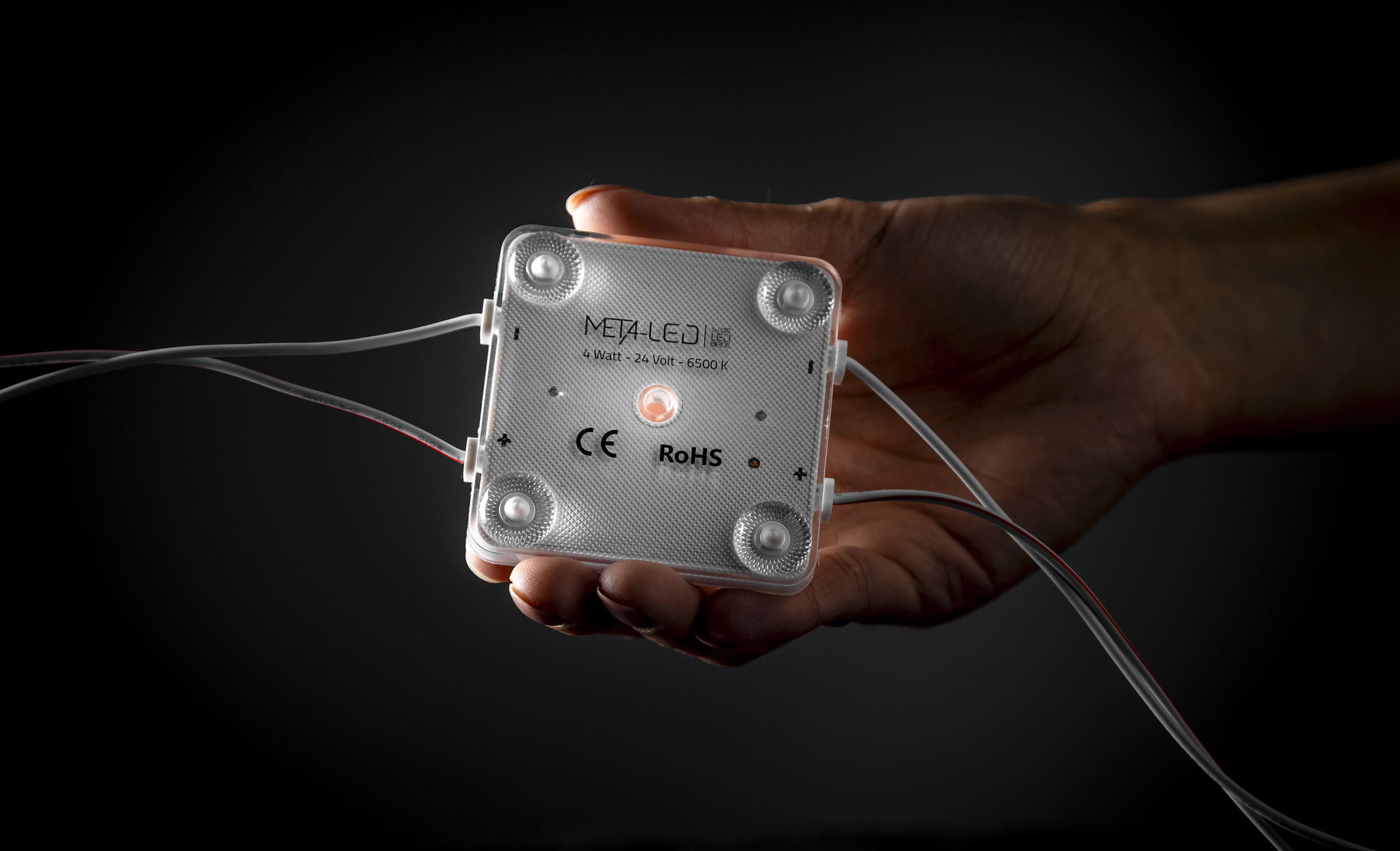 META4-LED in Hand